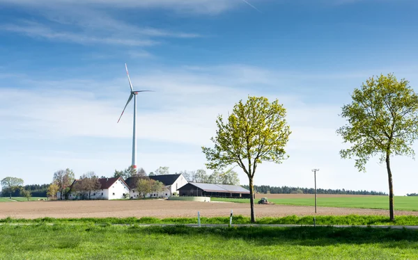 Moulin à vent et bâtiments agricoles — Photo