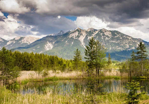 Montanhas no lago Barmsee — Fotografia de Stock