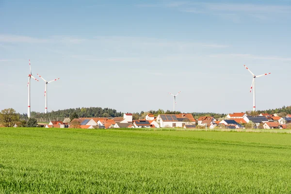 Moulins à vent dans un village — Photo