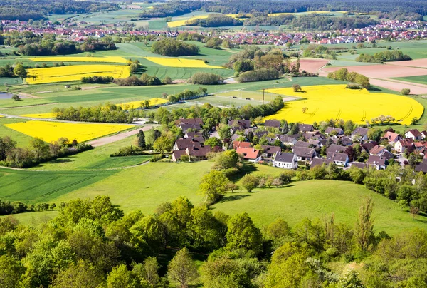 Paisagem rural com uma aldeia em Franconia — Fotografia de Stock