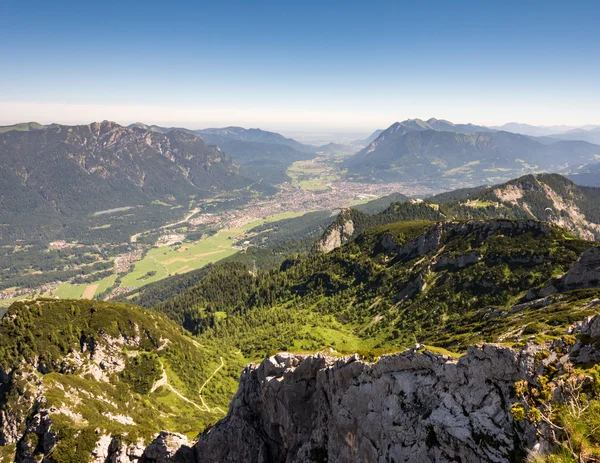 Luchtfoto uitzicht over het dorp van Garmisch-Partenkirchen — Stockfoto