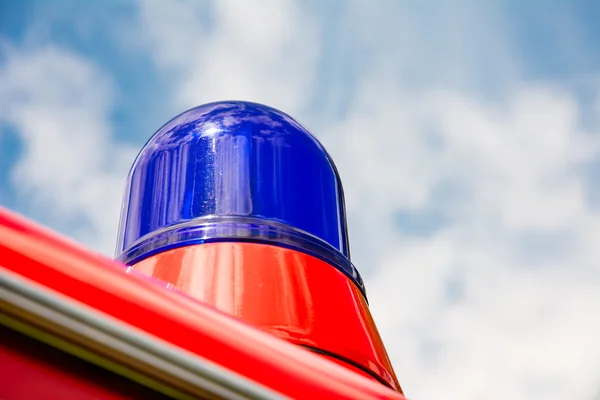 Luz azul de un camión de bomberos anticuado — Foto de Stock