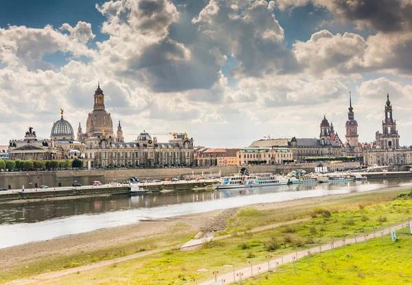 Дрезденская Эльбская набережная — стоковое фото