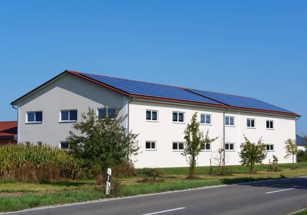 Modern Huis Met Fotovoltaïsche Zonnecellen Het Dak Voor Alternatieve Energieproductie — Stockfoto