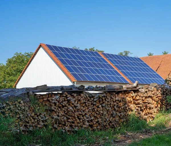 Зеленая Энергия Солнечными Коллекторами Крыше Сельскохозяйственного Здания — стоковое фото