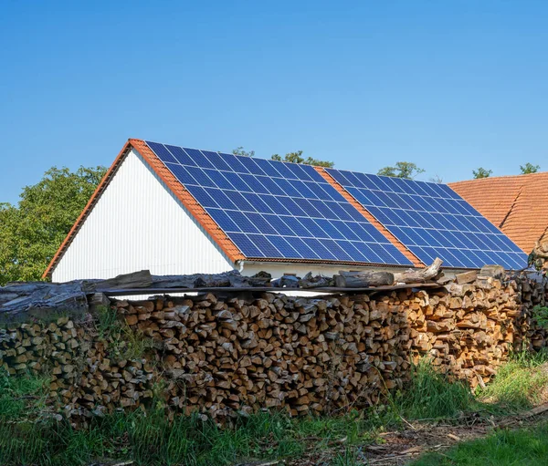 Groene Energie Met Zonnecollectoren Het Dak Van Een Landbouwgebouw — Stockfoto