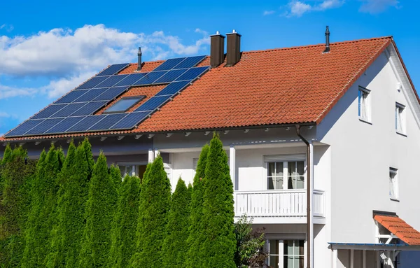 Generisches Modernes Haus Durch Bildbearbeitung Modifiziert Mit Photovoltaik Solarzellen Auf Stockbild