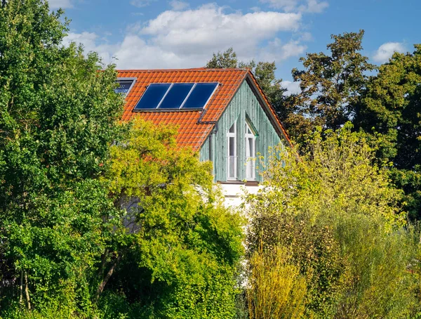 Moderní Dům Tepelným Solárním Vytápěcím Systémem Pro Výrobu Alternativní Energie — Stock fotografie