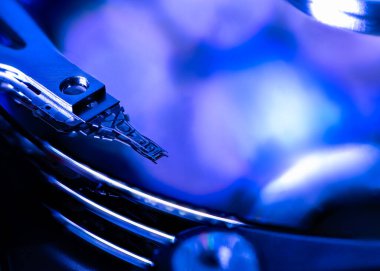 Okuma / yazma başlığına sahip açık bir bilgisayarın sabit diskinin makrosu