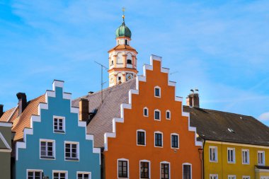 Tarihi Schrobenhausen kentinde leylekler (Bavyera, Almanya)