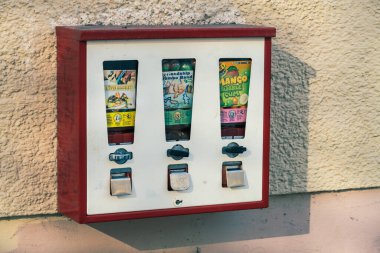 SCHROBENHAUSEN, Almanya - 26 Mart 2021 'de Schrobenhausen, Almanya' da bir duvarda görülen klasik sakız otomatı.