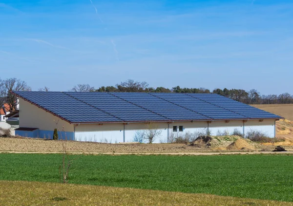 Energia Verde Con Collettori Solari Sul Tetto Edificio Agricolo — Foto Stock