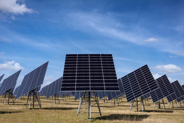 Güneş Parkında Yenilikçi Enerji Oluşumu — Stok fotoğraf