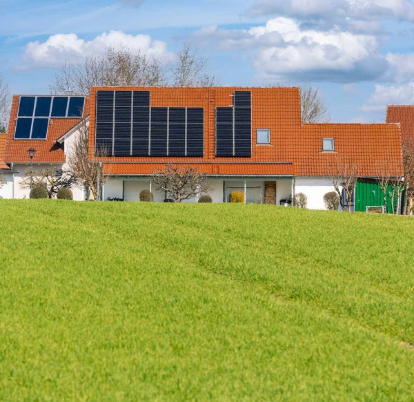 Современный Дом Фотоэлектрическими Солнечными Батареями Крыше Производства Альтернативной Энергии — стоковое фото