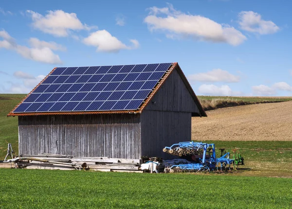 Grüne Energie Mit Sonnenkollektoren Auf Dem Dach Eines Landwirtschaftlichen Gebäudes — Stockfoto