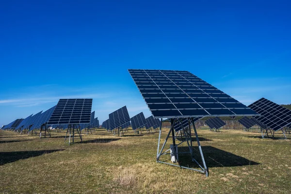 Criação Energia Inovadora Parque Solar — Fotografia de Stock