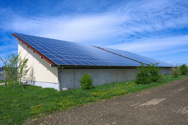 Grüne Energie Mit Sonnenkollektoren Auf Dem Dach Eines Landwirtschaftlichen Gebäudes — Stockfoto
