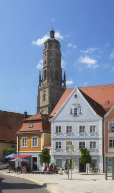 NOERDLINGEN, ALMANY - 21 Temmuz: Noerdlingen Kilisesi, Almanya 21 Temmuz 2021. Tarihi kuleye Daniel denir..