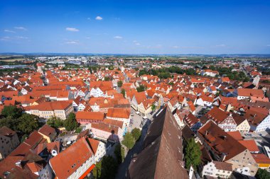 NOERDLINGEN, GERMANY - 21 Temmuz 2021 'de Almanya' nın Noerdlingen kentindeki hava manzarası.
