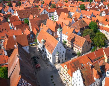 NOERDLINGEN, GERMANY - 21 Temmuz 2021 'de Almanya' nın Noerdlingen kentindeki hava manzarası.