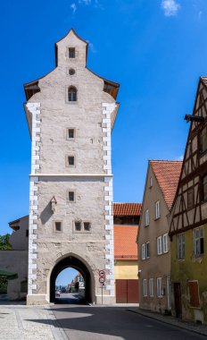 Noerdlingen 'in tarihi şehir kapısı (Bavyera, Almanya)