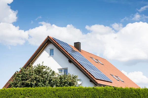 Casa moderna com sistema fotovoltaico — Fotografia de Stock