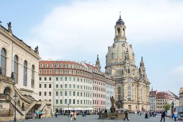 Toeristen op frauenkirche van dresden — Stockfoto