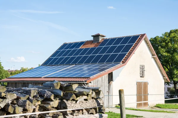 Landwirtschaftliches Gebäude mit Sonnenkollektoren Stockbild