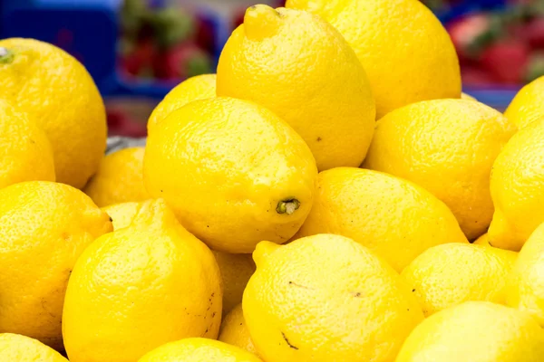 Citroner på marknaden — Stockfoto