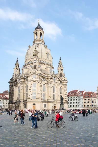 Toeristen op frauenkirche van dresden — Stockfoto