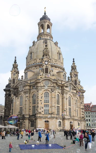 Toeristen op frauenkirche van dresden — Stockfoto