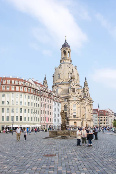 Toeristen op frauenkirche van dresden — Stockfoto