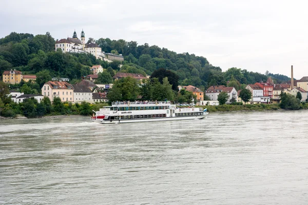 Passenger ship on the River Inn in Passau — Stock Photo, Image