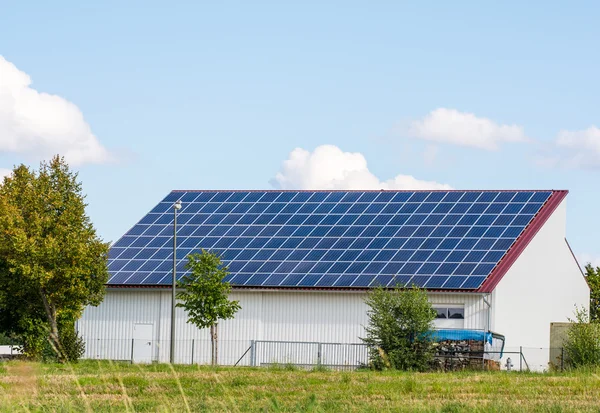 Energia verde com coletores solares — Fotografia de Stock