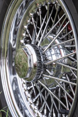 eski model araba tekerleği