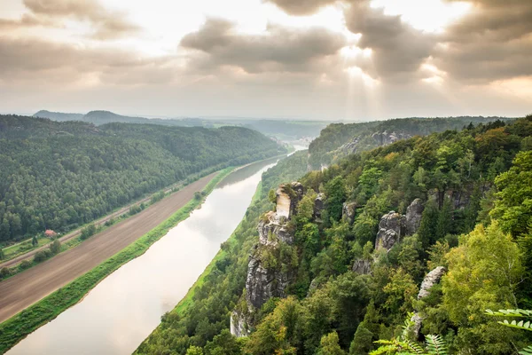 Floden Elbe i sachsiska Schweiz — Stockfoto