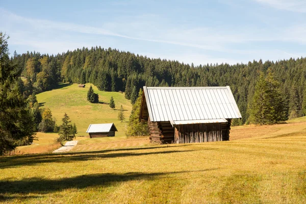 Alpejskie stodoła — Zdjęcie stockowe