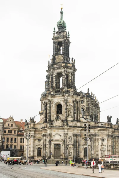 Toeristen op de Hofkirche in Dresden — Stockfoto