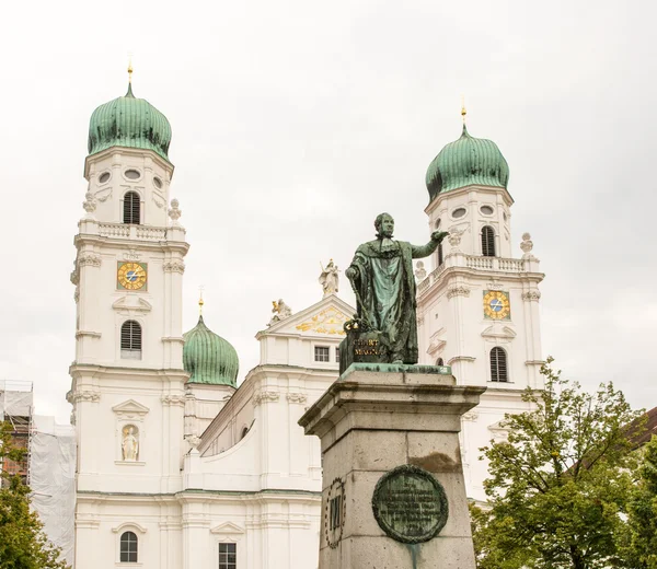 Cathedral of Passau and King Max Mounment — Stock Photo, Image