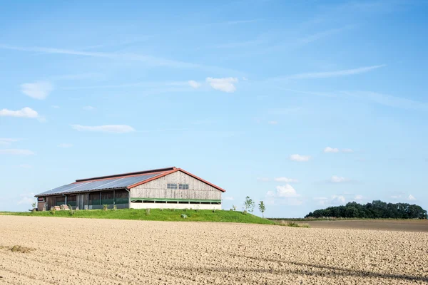 Tetto fotovoltaico su fienile — Foto Stock