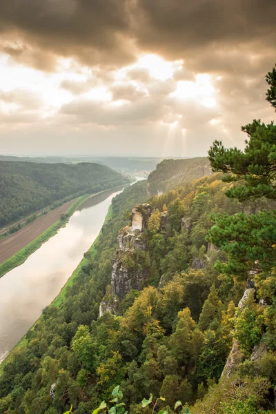 Floden Elbe i sachsiska Schweiz — Stockfoto