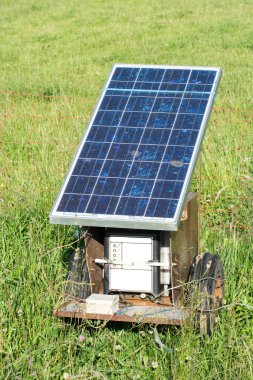 Güneş paneli ile elektrikli çit
