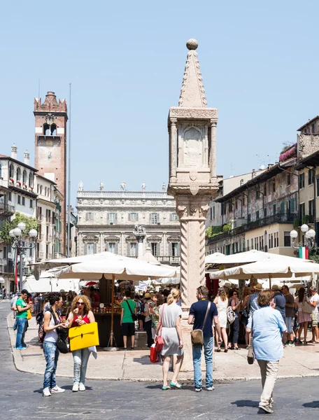 Turistas en Piazza delle Erbe —  Fotos de Stock