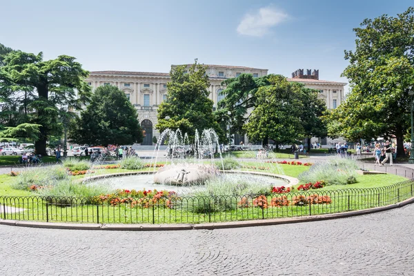 Turysta w Piazza Bra w Weronie — Zdjęcie stockowe