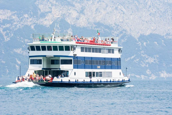 Bateau de ferry au lac GArda — Photo