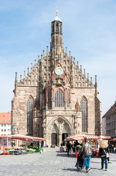 Toeristen op de Hauptmarkt in Neurenberg — Stockfoto