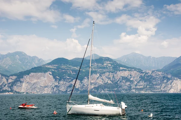 Barco à vela no Lago de Garda — Fotografia de Stock