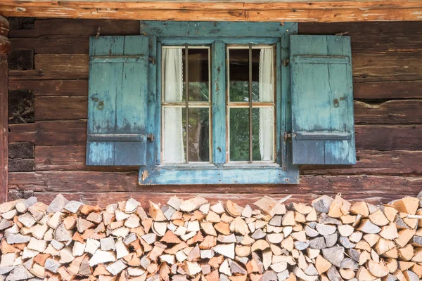 Gamla väderbitna änka — Stockfoto