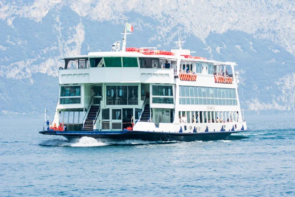 Lake Garda adlı Feribot Tekne — Stok fotoğraf