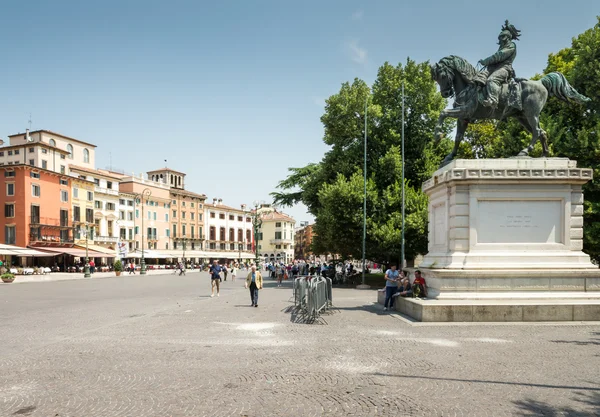 Turysta w Piazza Bra w Weronie — Zdjęcie stockowe